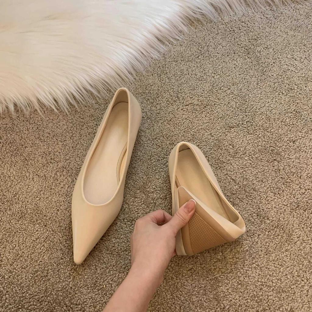 Pointed flat shoes single shoes women's 2025 new temperament pointed head shallow mouth low heel temperament grandma shoes fairy shoes