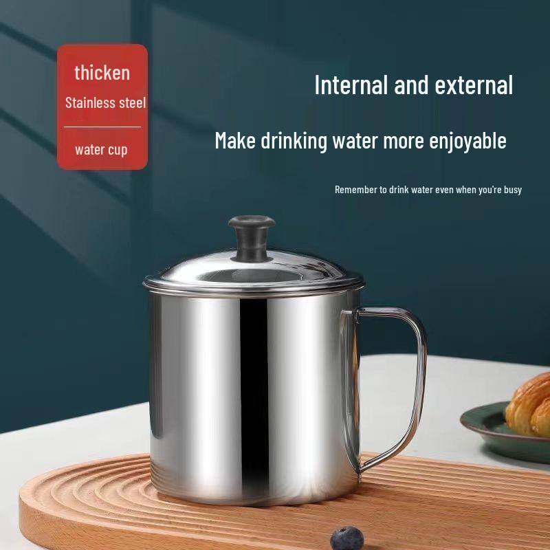 Dětský nerezový hrnek na vodu s víčkem – Malý, odolný, ideální pro studenty a předškoláky.