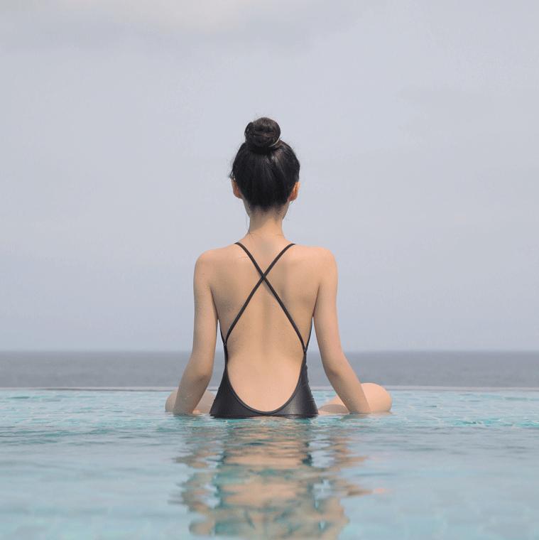 Black retro one-piece triangle gathers to show thinness, sexy belly-covering hot spring swimsuit women
