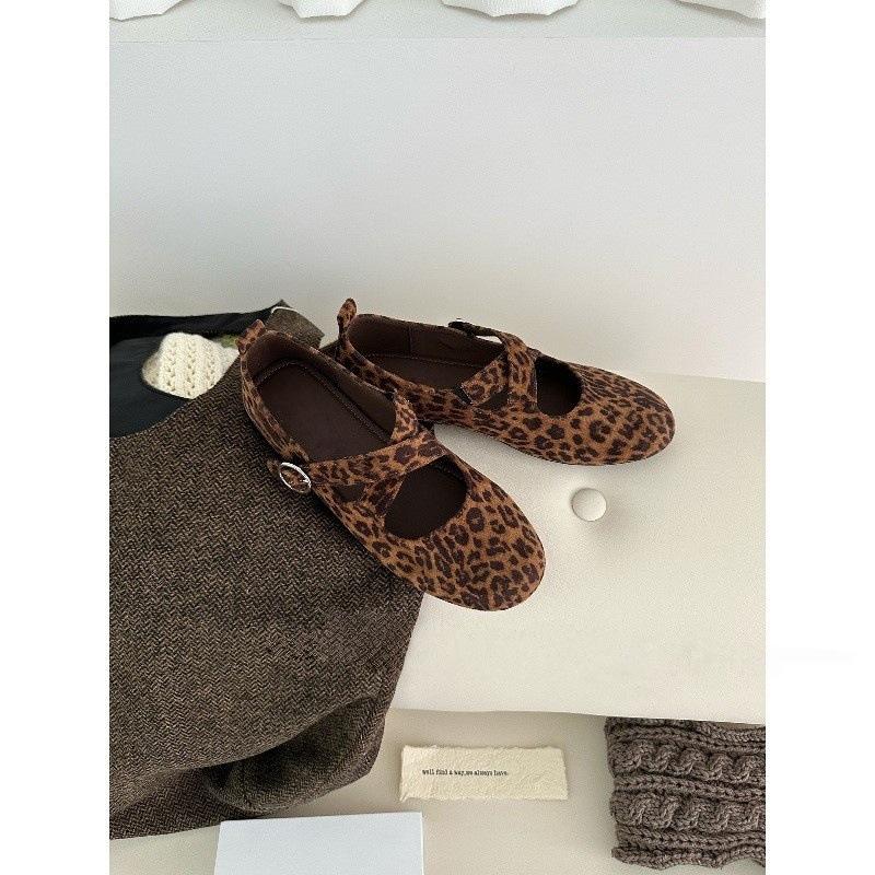 Koreanische Version von Riemchen-elastischen flachen Single-Schuhen Herbst niedriger Absatz runde Spitze Mary Jane Schuhe Mori Serie Jugendschuhe Trend