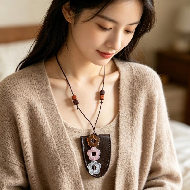 Adjustable Eyeglass Holder Necklace PU Leather Glasses Pendant Accessory for Commuting, Reading and Everyday Carry
