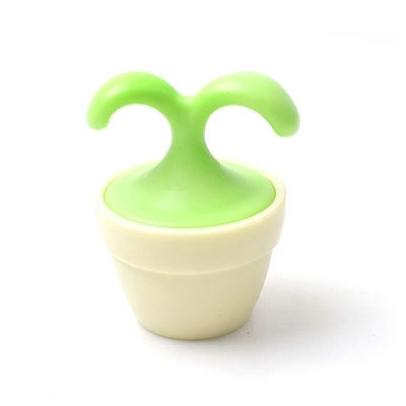 Массажер для пальцев в виде ростка, который касается ваших пальцев