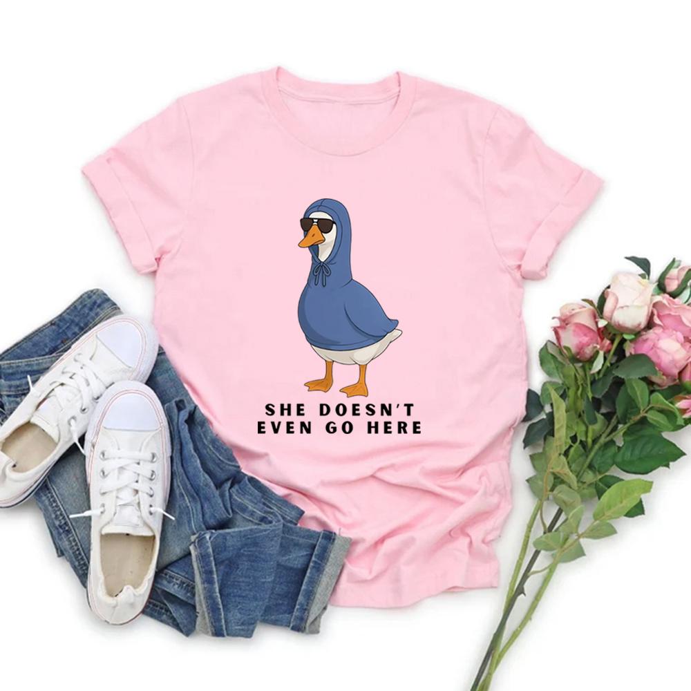 She Doesn’t Even Go Here T-Shirt Tv Series Meme Tee Funny Goose Girl Tshirt Women Short Sleeve T-shirt Round Neck Casual Tops
