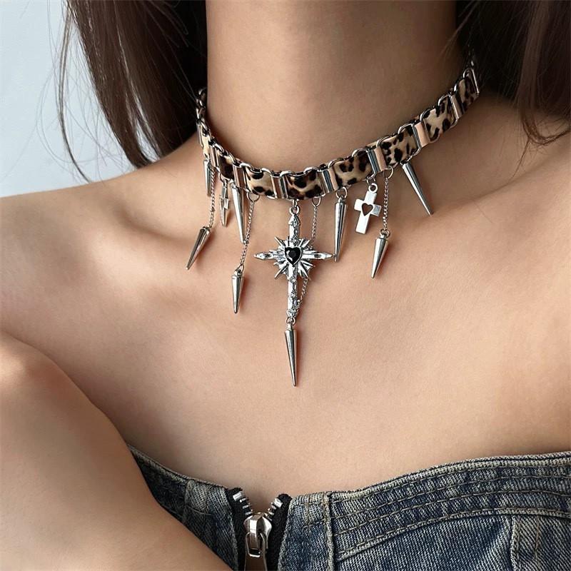 Punk Choker Necklace With Geometric Rivets Leopard Print Alloy Collar Edgy Y2K Goth Aesthetic Geometric Choker Necklace with Rivets, 2025-205