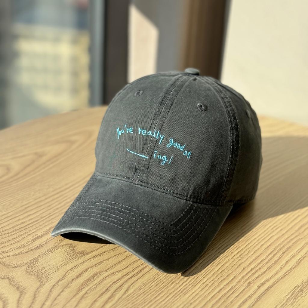 2026Neue stilvolle Baseballkappe mit weichem Schirm für Damen, Stickerei mit Buchstaben im japanischen Stil, Unisex-Frühlings-Sommer-Hut, der das Gesicht kleiner aussehen lässt