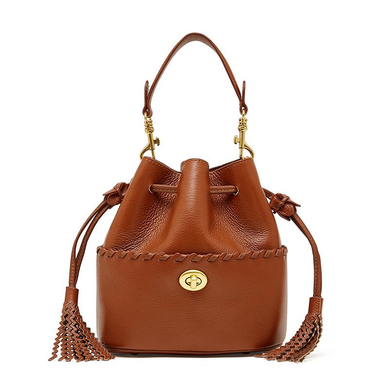 

Премиальная женская сумка-ведро из коровьей кожи первого слоя, новая кожаная женская сумка с бахромой, нишевая сумка-мессенджер на плечо со шнурком 21*11*22 золотисто-коричневый