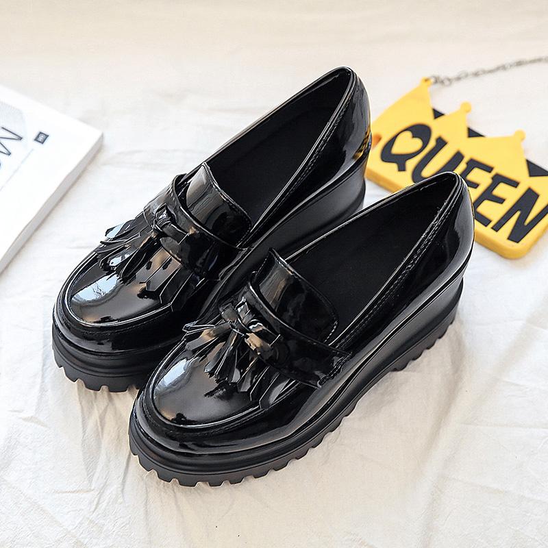 

Модные лоферы с кисточками на толстой подошве из лакированной кожи, клинья, дерби для женщин, балетки с бахромой, плоская платформа, женские маффины 2025 5 чёрный