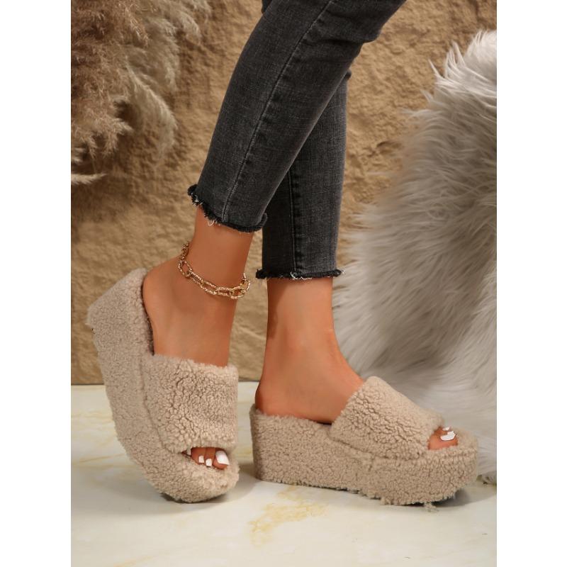 Módní dámské pantofle s vysokou platformou a klínkovým podpatkem