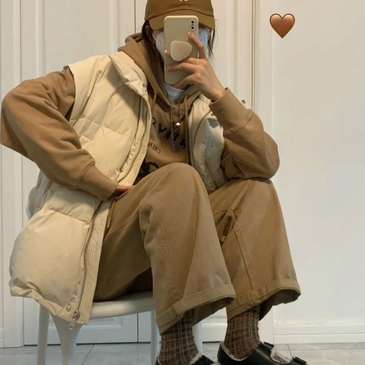 

Женский модный пуховый жилет Осень/Зима 2025 - Стиль колледжа с подплечниками, Модный топ без рукавов европейского дизайна. S (90-120 jin) грязно-белый