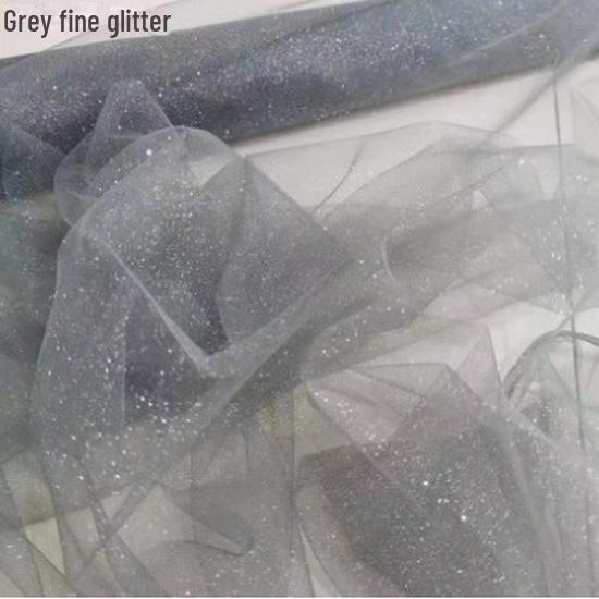 Mondlichtgraue, perlmuttartige, glänzende, transparente Strumpfhose mit offenem Schritt und nackten Beinsocken