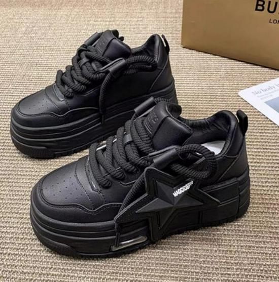 

Европейские женские кроссовки на платформе: Весна 2024 Легкая Модная Повседневная Белая Обувь на Толстой Подошве 36 чёрный