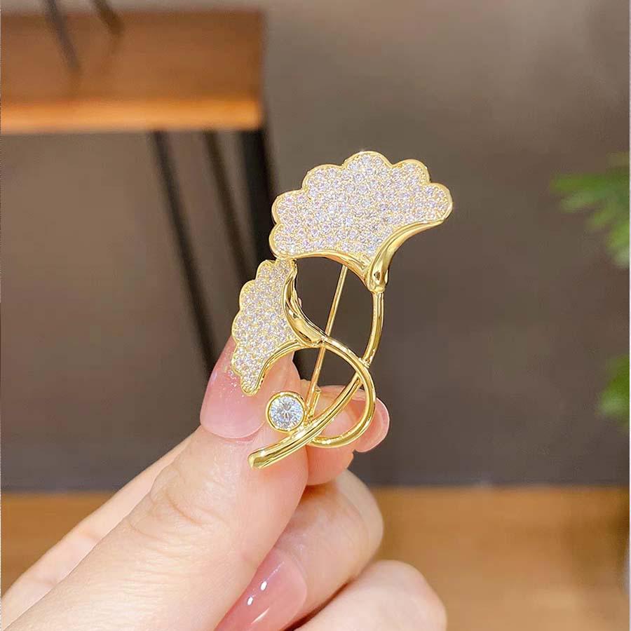 Elegant Pearl Brooch for Women's Suits - High-End Jewelry Pin