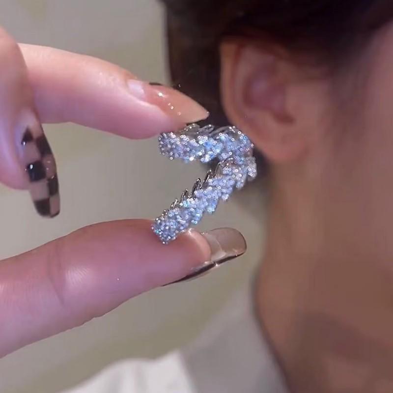 Trendy Rhinestone Ear Clips for Non-Pierced Ears – Stylish and Sophisticated Earrings