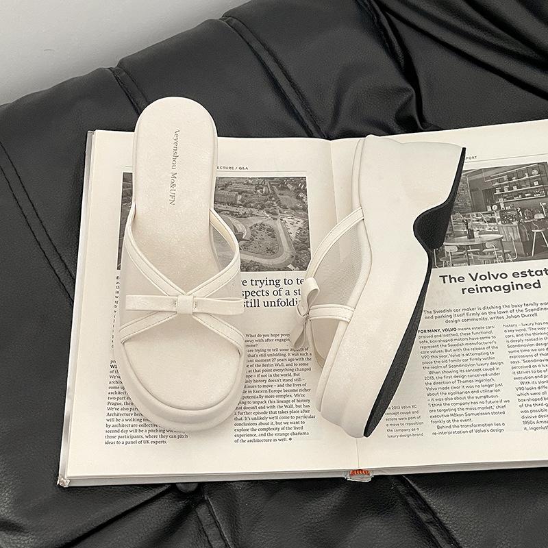 Thick-bottomed Cool Slippers Summer Wear High-end Fashion Wear Girls Slope Heel Slippers Beach One-word Drag