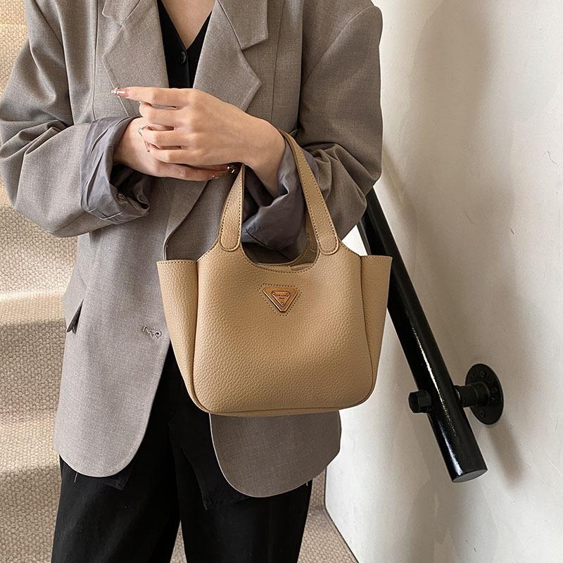 Autumn and Winter Retro Portable Tote Bag Women's 2025 New Bag High Value Versatile Niche Design Shoulder Messenger Bag