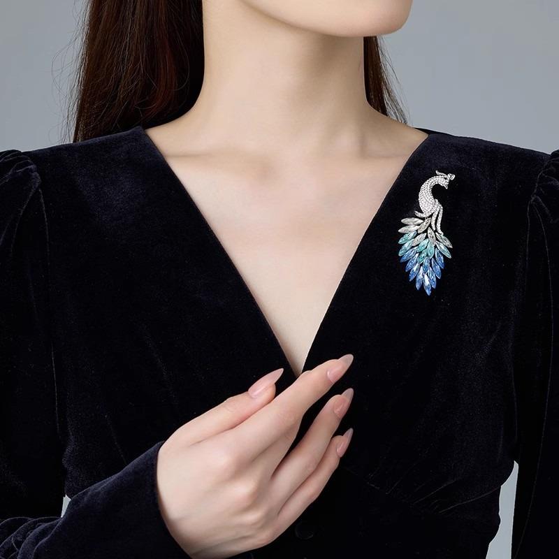 The Gradient Crystal Peacock Brooch Is A Fashionable, Elegant and Exquisite Brooch with A Niche Design Sense