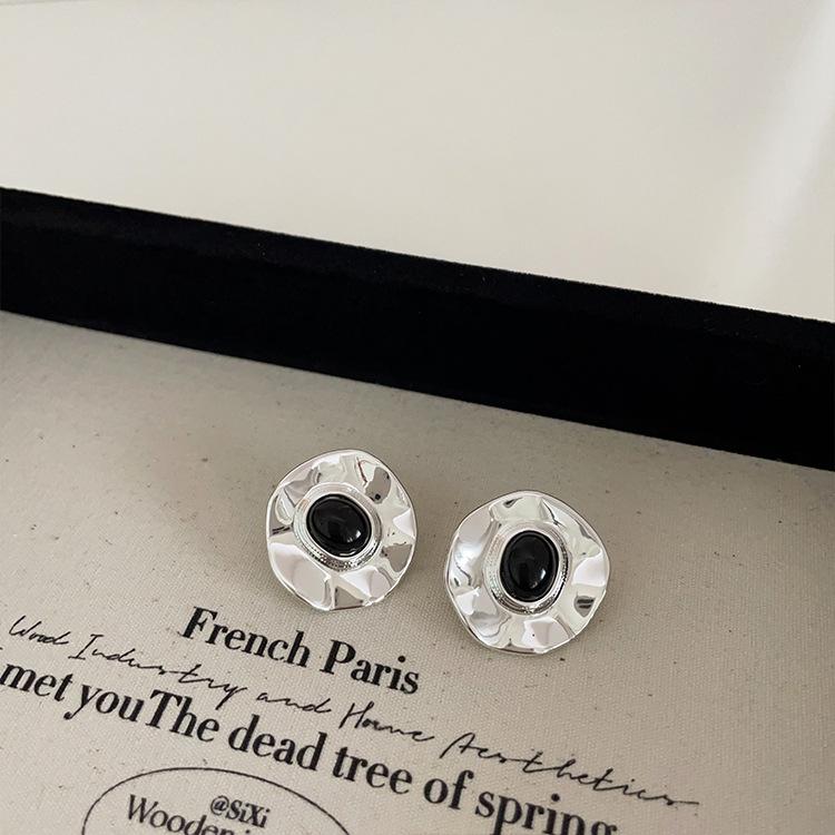 

Сережки-пусети з натурального каменю неправильної форми з металевими вставками для жінок: Унікальний, Універсальний, Ретро Дизайн.