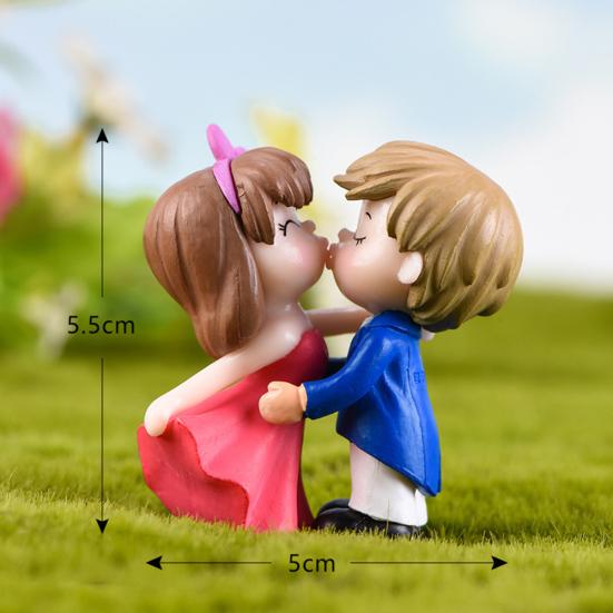 Resin Kissing Bride Groom Model Figurine Miniature Wedding Scenery Ornaments