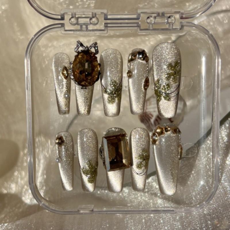 Glamorous And Eye-catching Nail Art For Fashionable Ladies