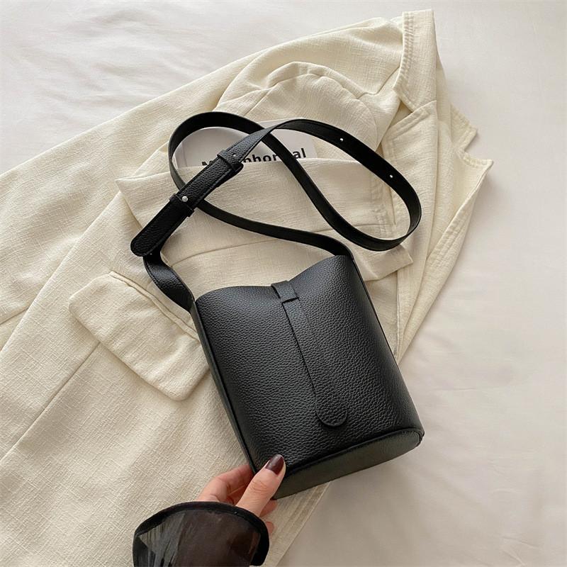 Trendy And Elegant Pu Leather Small Shoulder Bag For Women With Unique Design чёрный