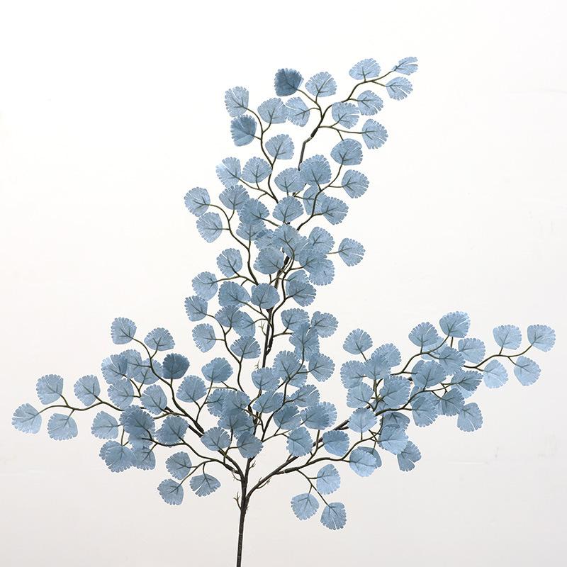 

Реквизит для фотосъемки в виде листьев. Положите пучок ракушечных листьев в украшение окна в помещении. Имитация растений и цветов. синий