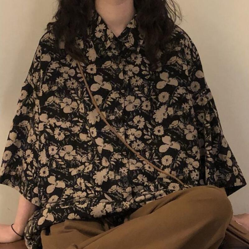 Women's Short-sleeved and Half-sleeved Shirt Top with A Sense of Design In Summer In Retro Hong Kong Style with Floral Patterns
