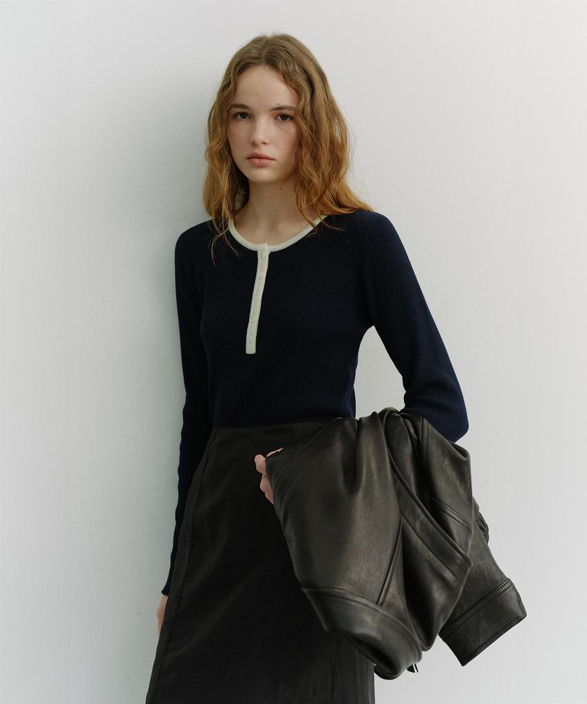 Deonseuteu Buttoned Round-Neck Knit Top_Udsw6A205_Navy