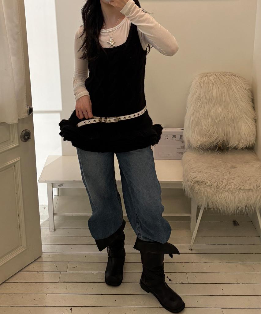 Atiseuteukeompeullegseu Artist Cable Frill Knit Dress (Black)