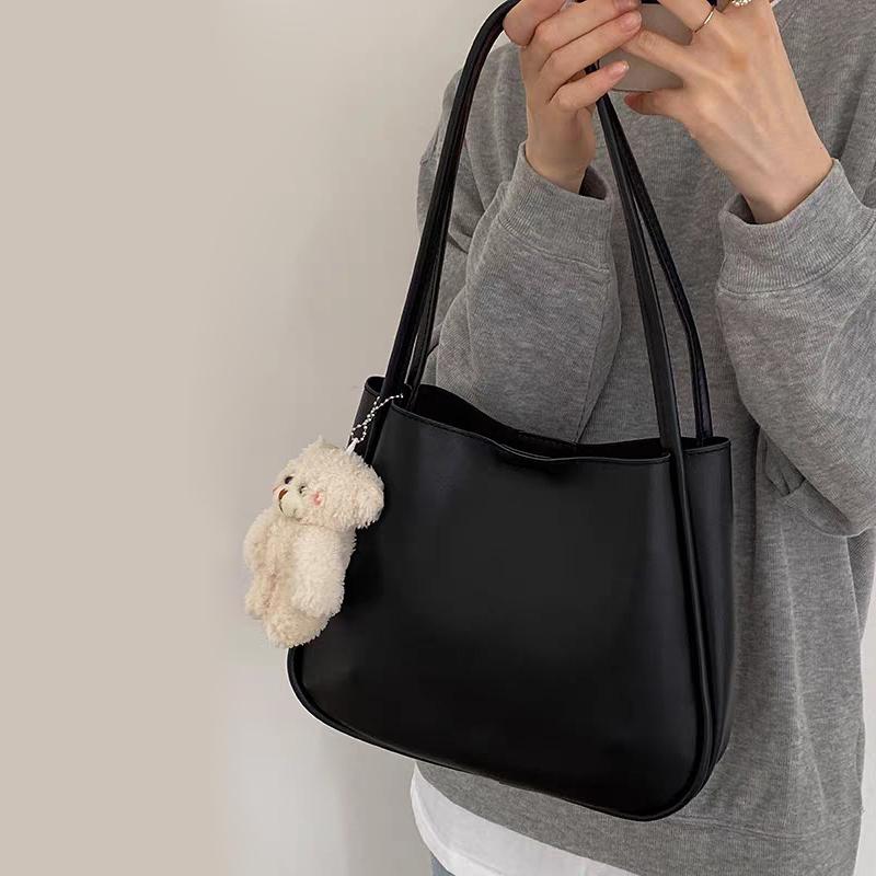 

Простая и повседневная новая популярная универсальная сумка через плечо из искусственной кожи, маленькая свежая однотонная сумочка с подвеской в виде медведя with bear