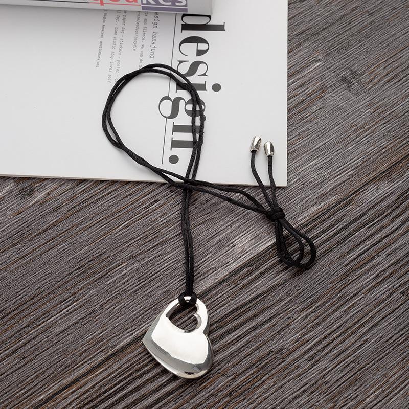 2025 Fashion Leather Cord Clavicle Necklace - Women's High-End Luxury Pendant Chain Accessories