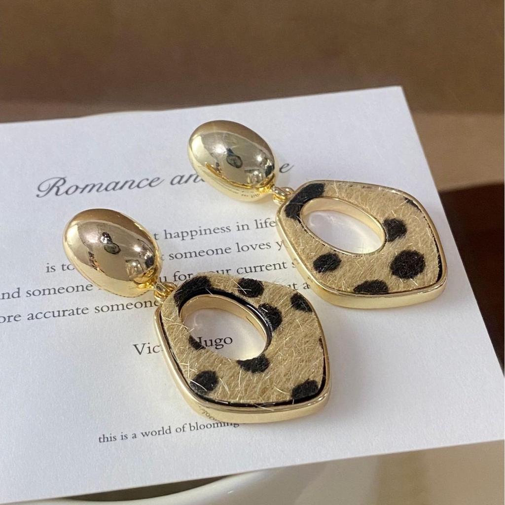 Light Luxury French Retro Leopard Geometric Hollow-out Stud Earrings for Women