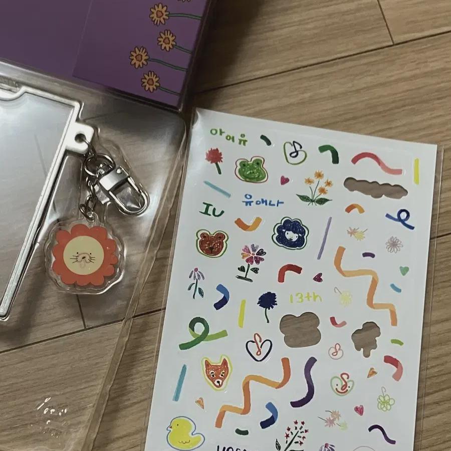 

Держатель для фотокарточек к 13-й годовщине IU