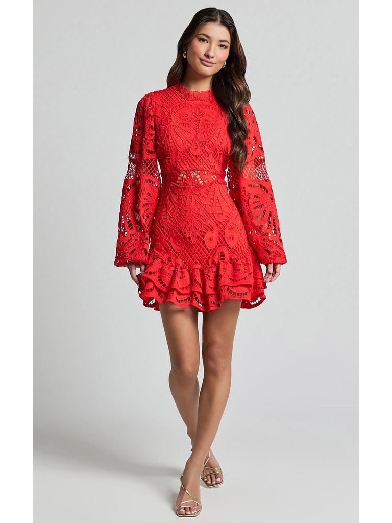 Evropské a americké večerní šaty áčkového střihu se stojáčkem, lucernovými rukávy, volánovým detailem a krajkou rozpustnou ve vodě