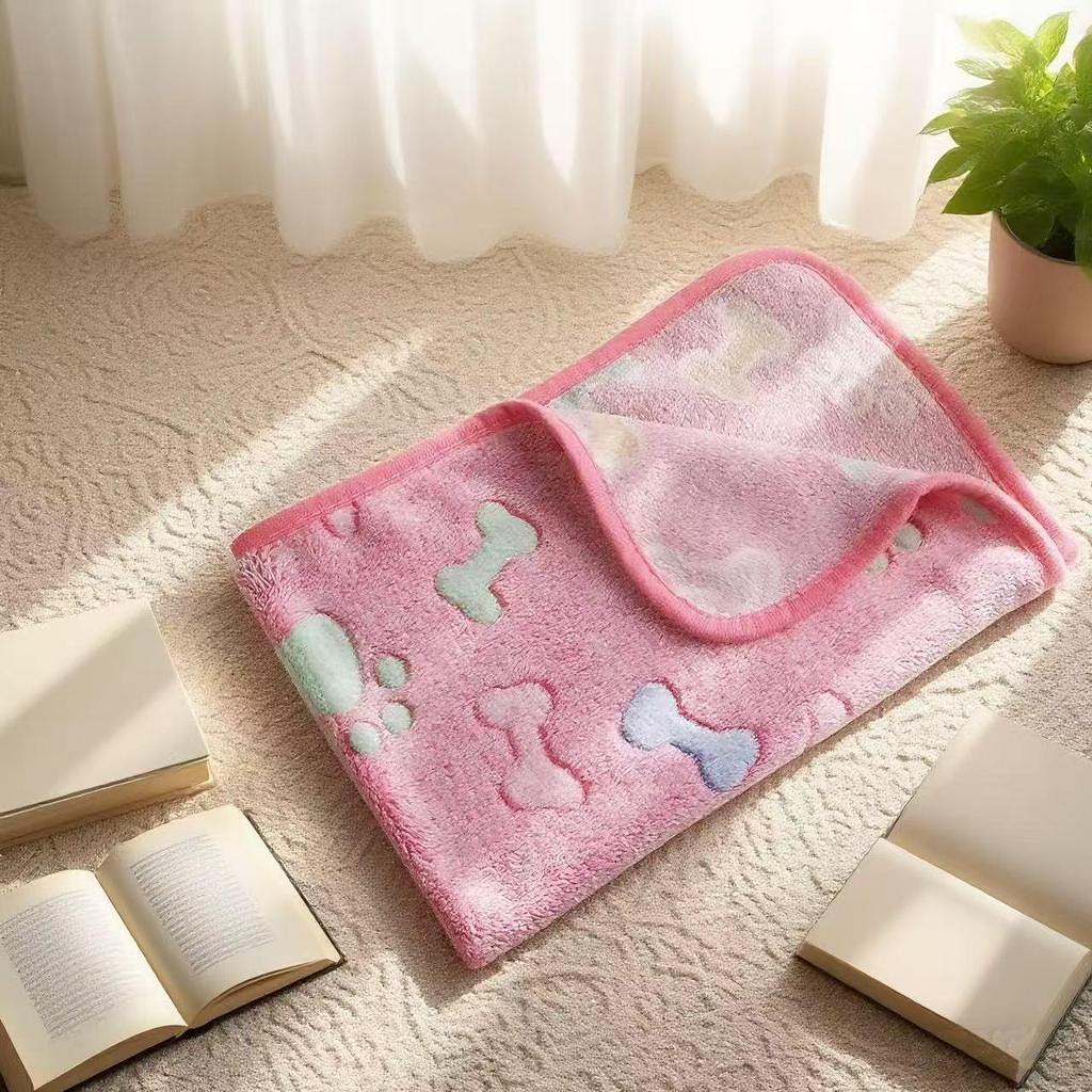 Pet Flannel Blanket: Cozy Quilt for Cats and Dogs - Autumn & Winter Style Bed Blanket and Sleeping Pad.