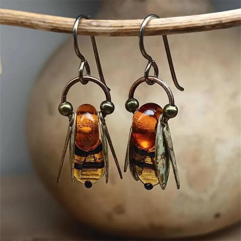 Vintage Metal Gold Color Carving Bee Earrings Creative Round Amber Color Stone Dangle Earrings for Women Jewelry