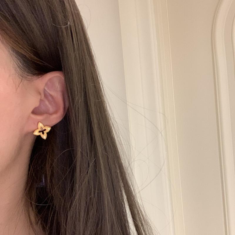 Vintage Antique Brushed Four-Leaf Clover Hollow Diamond Stud Earrings Advanced Retro Light Luxury Exquisite Simple Earrings