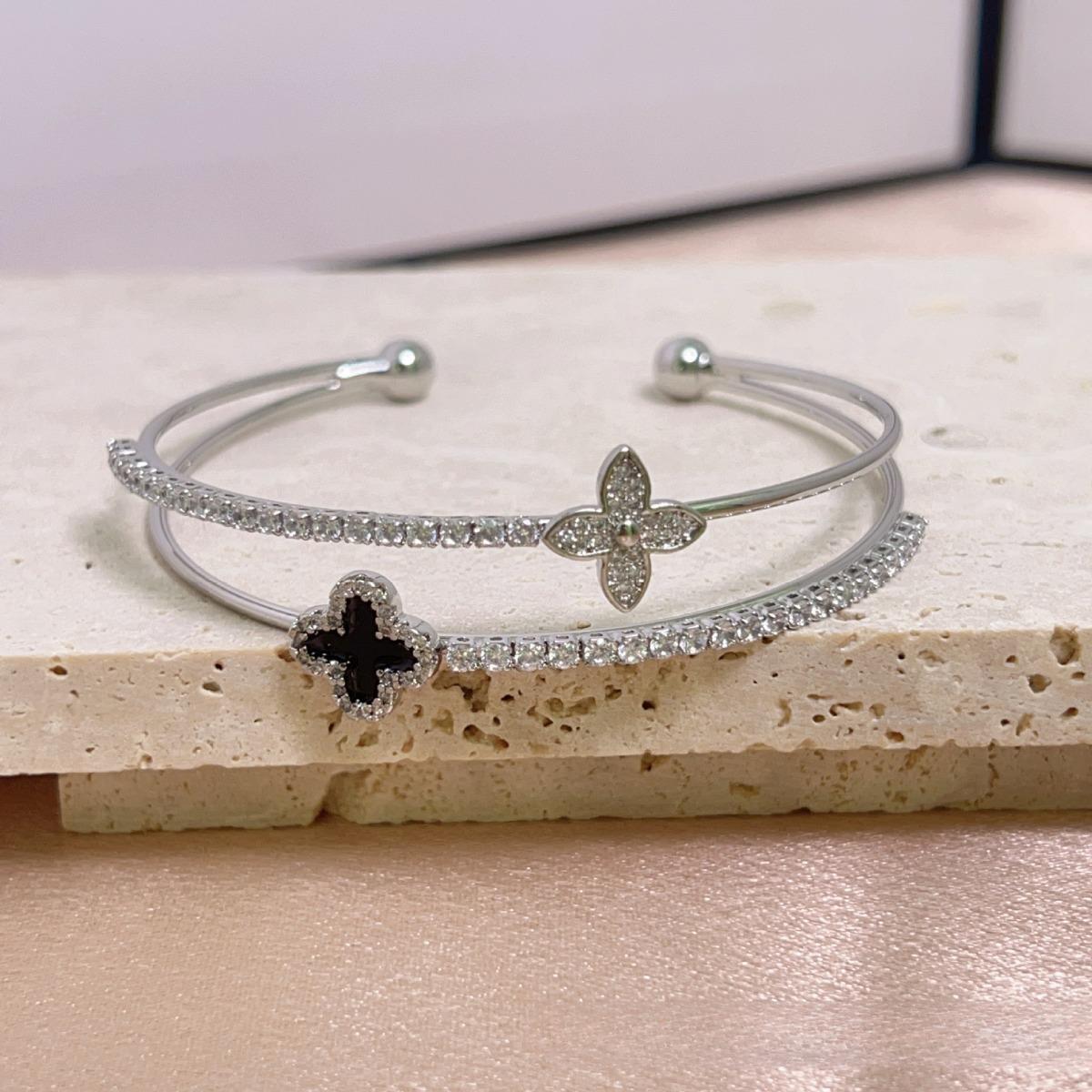 

Изысканный высококачественный двухслойный браслет с четырьмя листочками клевера, элегантный темпераментный черный женский цветочный браслет серебряный