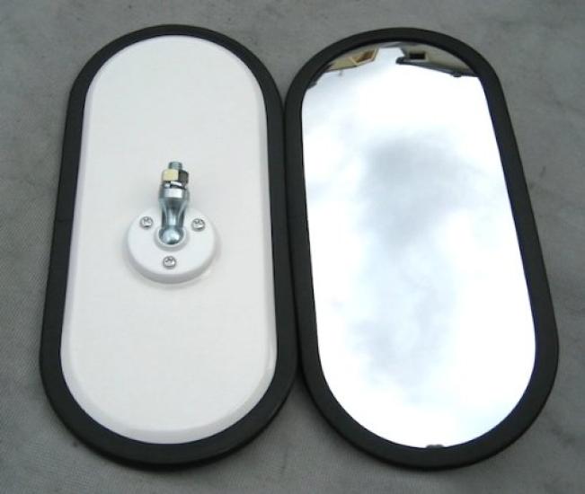 

Овальное боковое зеркало в стиле ретро. белый