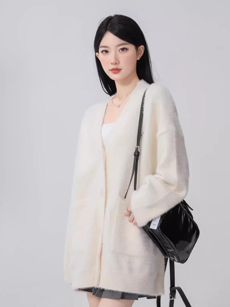 Szary jesienno-zimowy dzianinowy kardigan damski luźny, miękki i elastyczny sweter w stylu casualowym z kołnierzykiem w serek