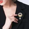 A Retro Court-style Pearl Brooch with A High-end, Niche Design for Women's Outerwear Pins