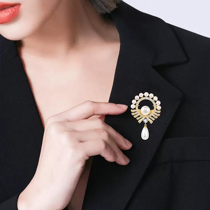 A Retro Court-style Pearl Brooch with A High-end, Niche Design for Women's Outerwear Pins