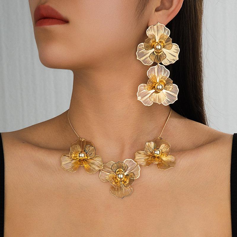 

Европейский и американский набор ожерелья и серег с полыми цветами, персонализированный дизайн, преувеличенная цепочка для ключицы, набор ювелирных изделий высокого класса