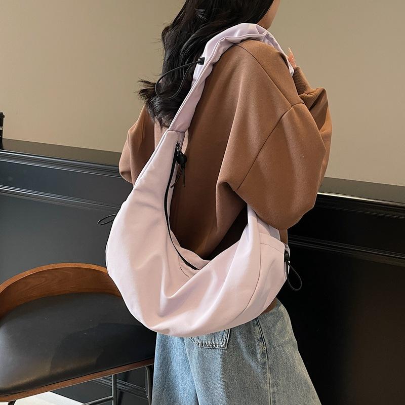 Lazy wind large capacity dumpling bag women's new versatile shoulder messenger bag niche leisure commuter bag