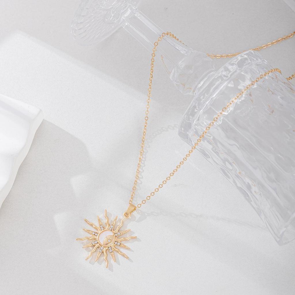 Modische Halskette mit Mond- und Sonnen-Diamantanhänger aus Legierung
