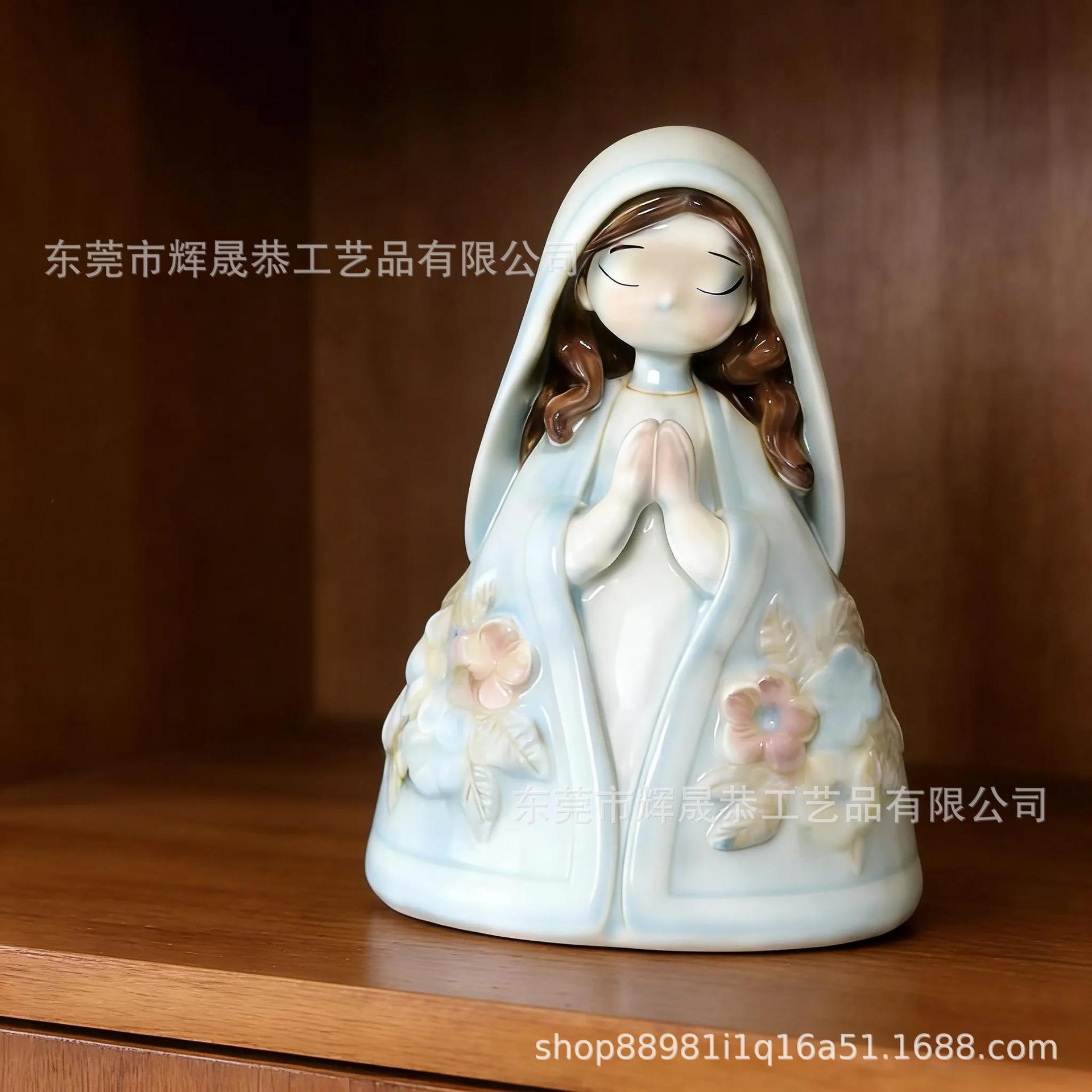

Sagrada Familia Statue Ornament – Praying Figure, Hand-Painted Ceramic Desktop Decor, Christian-Themed Home Decoration and Gift