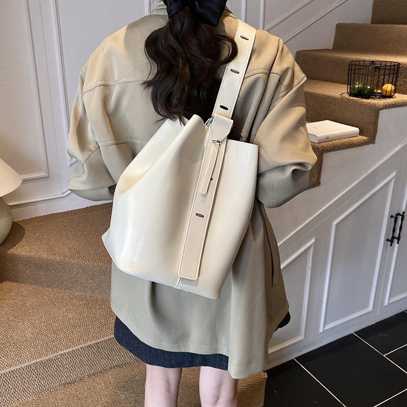 Lazy Wind Bucket Bag Women's Autumn and Winter New Large-capacity Commuter Bag Simple Messenger Tote Women's Bag