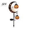 Gruselige Außen-Terrassen-Akzente Solar-Halloween Metall-Gartenstecker-Licht, Automatisches Ein-/Ausschalten Halbmond Schwarze Katze mit Hängenden Solarbetriebenen Laternen Kürbis