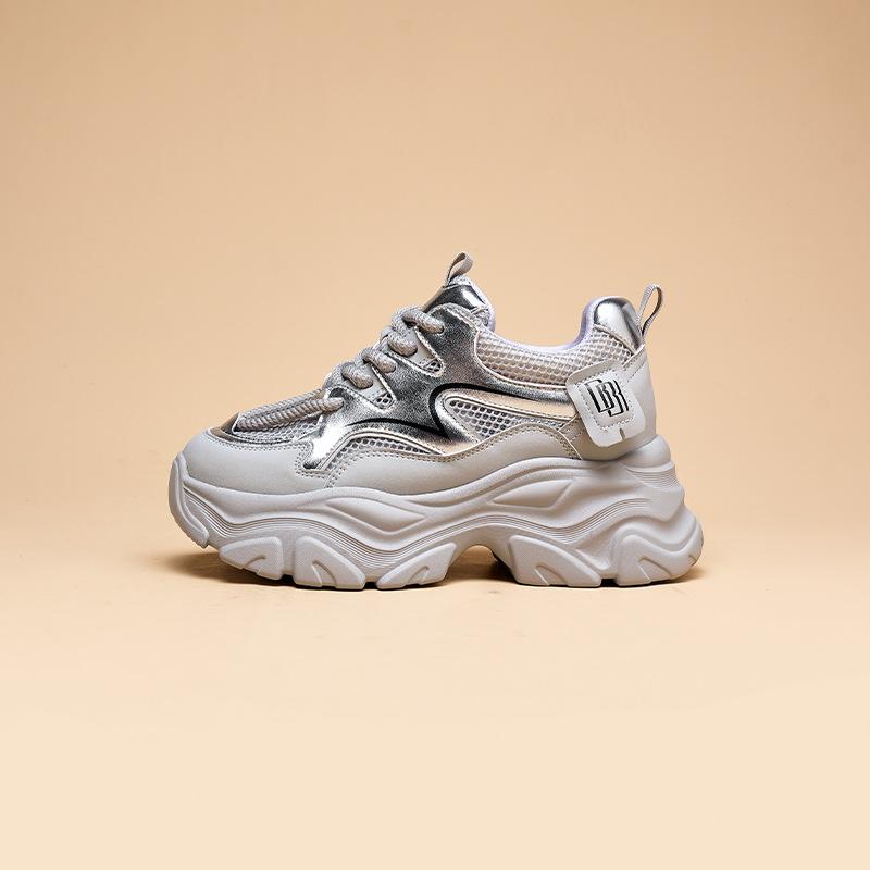 

2024 весна новые женские туфли цвета драконьего фрукта взрывного цвета с толстой подошвой маленькие белые туфли для отдыха и занятий спортом на доске 43