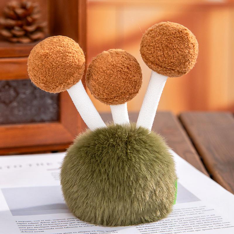 Enoki-Pilz-Plüschtier als Schreibtischdekoration
