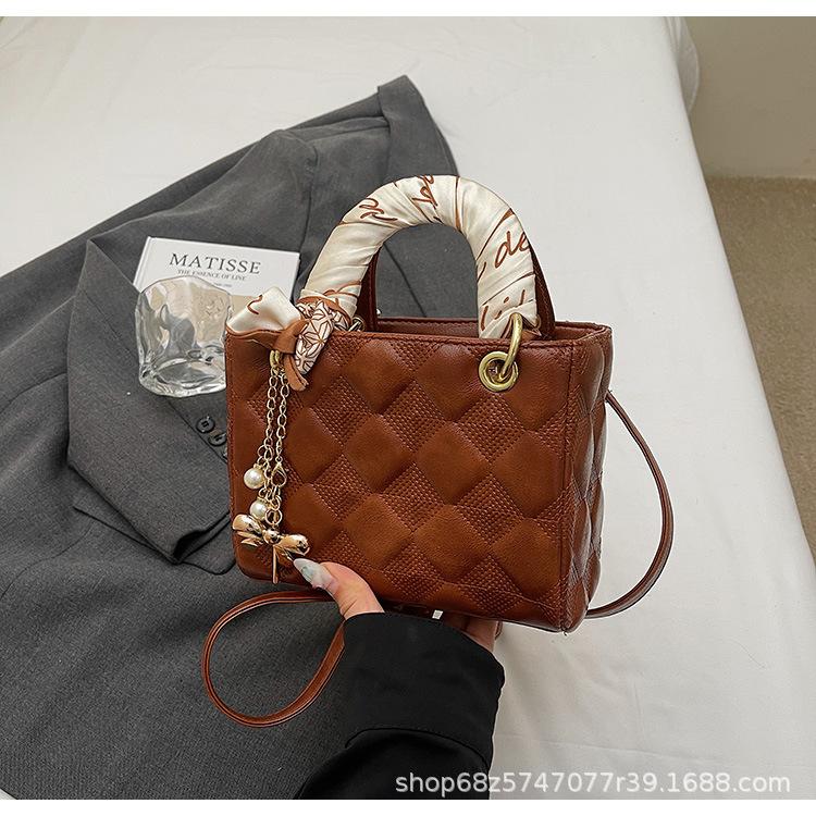 Red Hand-held Wedding Bag Princess Diana Bag Women's 2025 New Light Luxury Niche High-end Bridal Messenger Bag Shoulder Bag